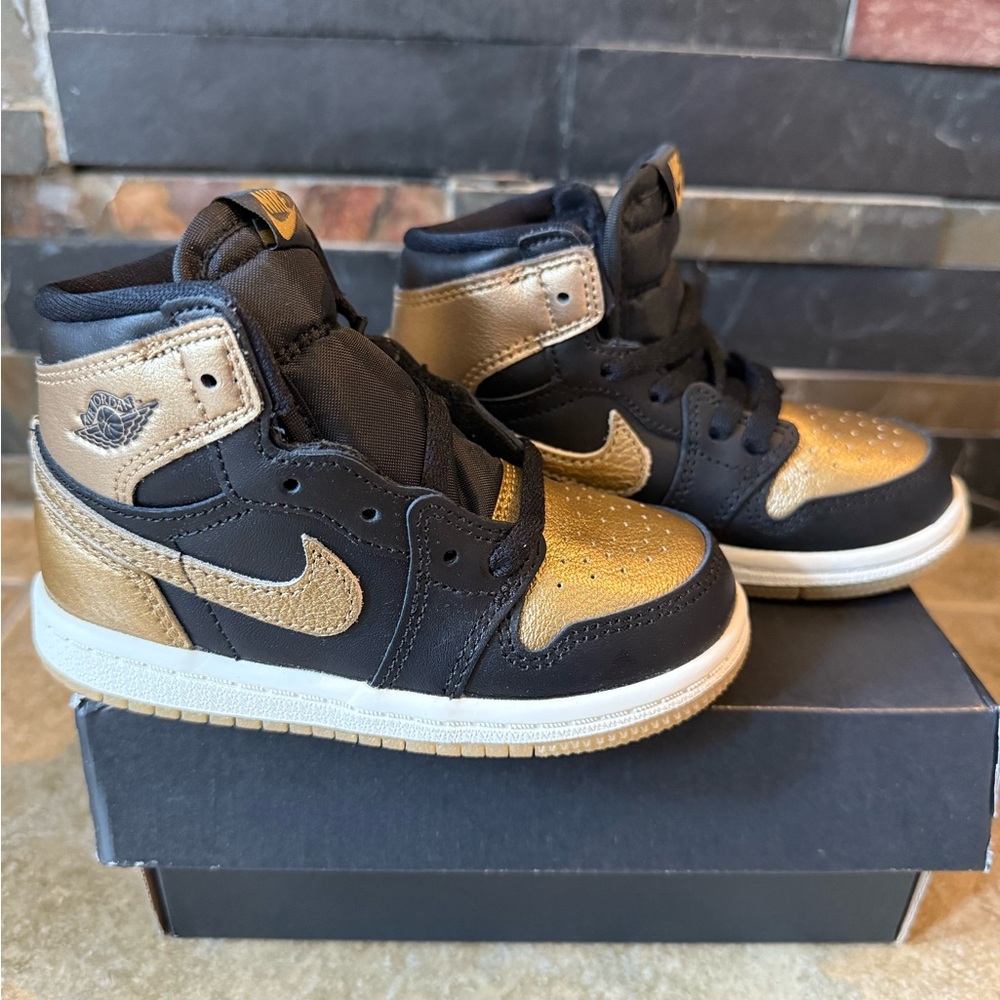 Jordan 1 Retro High OG Black Metallic Gold Size 8c FD1413 071 New FAST SHIPPING - Picture 3 of 7
